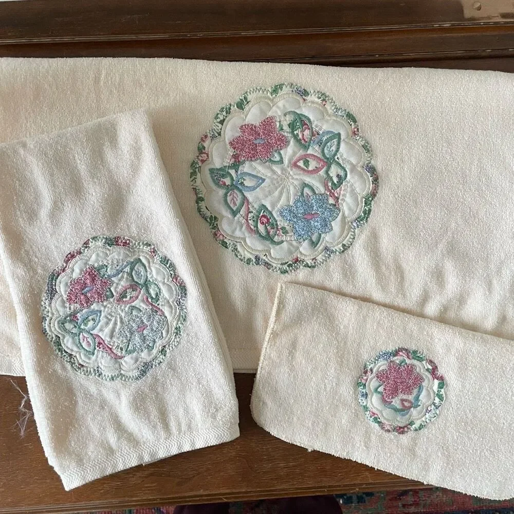 Vintage 80s Set Applique Embroidered Quilted Bath Hand Towel Washcloth Cream Pin